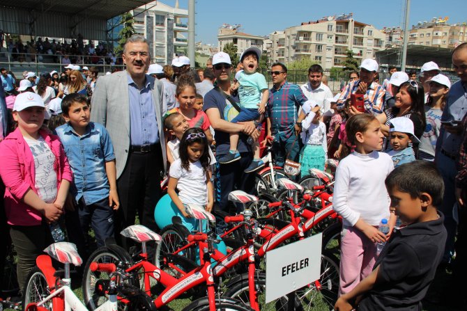 623 çocuğa bisiklet dağıtıldı