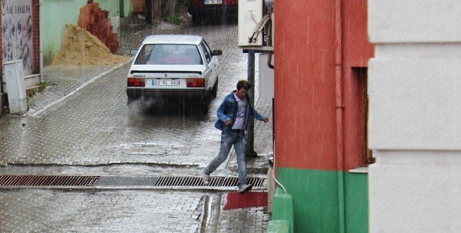 Tekirdağ’da Yağmur Vatandaşları Hazırlıksız Yakaladı