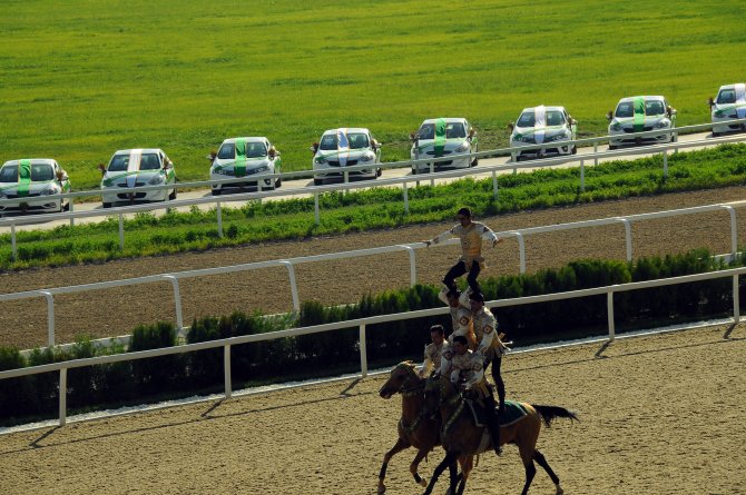 Türkmenistan'da At Bayramı koşusu büyük ilgi gördü