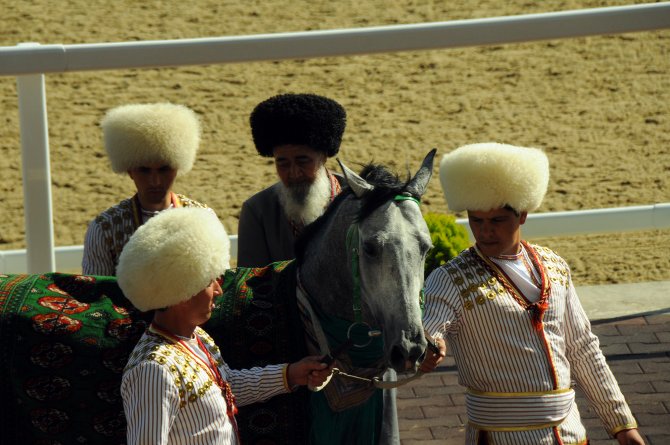 Türkmenistan'da At Bayramı koşusu büyük ilgi gördü
