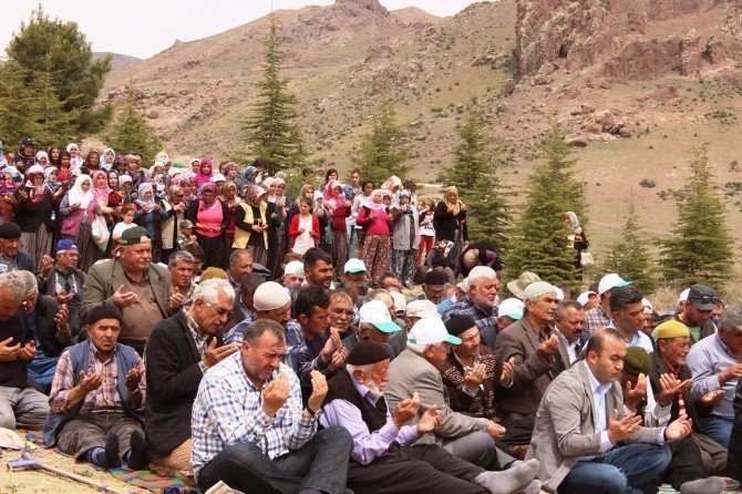 Ulukışla’nın Hasangazi Ve İlhan Köyleri Yağmur Duasına Çıktı