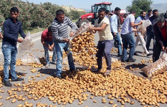 Üretici Patates Döküp Yol Kapattı
