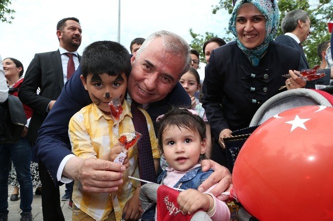 Başkan Zolan’dan Çocuklara Horoz Şekeri