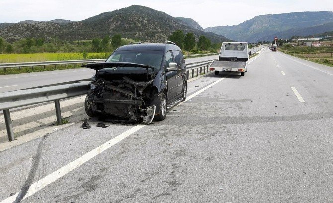Çorum’da Otomobil Bariyerlere Çarptı: 3 Yaralı
