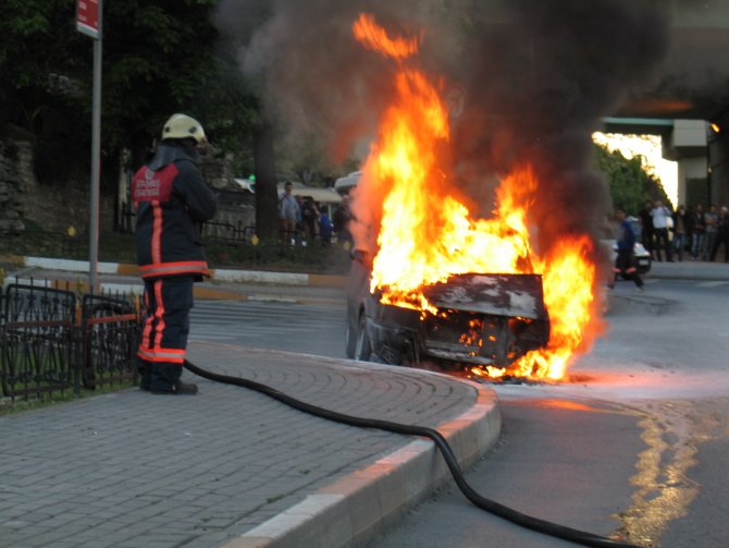 Vatan Caddesi'nde otomobil yangını paniğe yol açtı