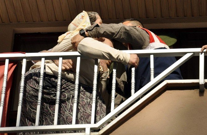 Aile İçi Tartışma Balkon Demirlerine Çıkardı