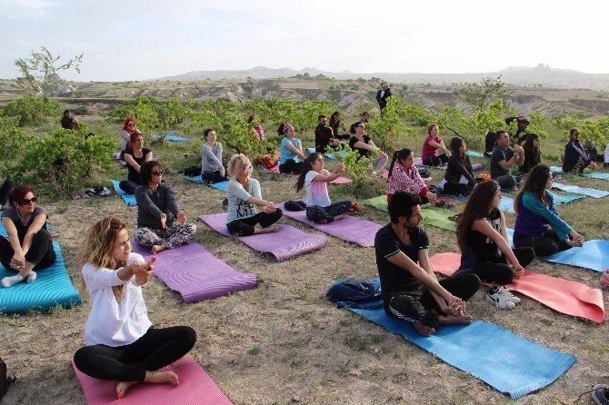 Kapadokya’da Gün Batımında Yoga Yaptılar