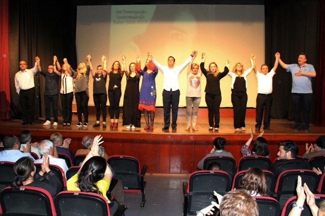 Kartal Belediyesi Çalışanları Profesyonel Tiyatroculara Taş Çıkarttı
