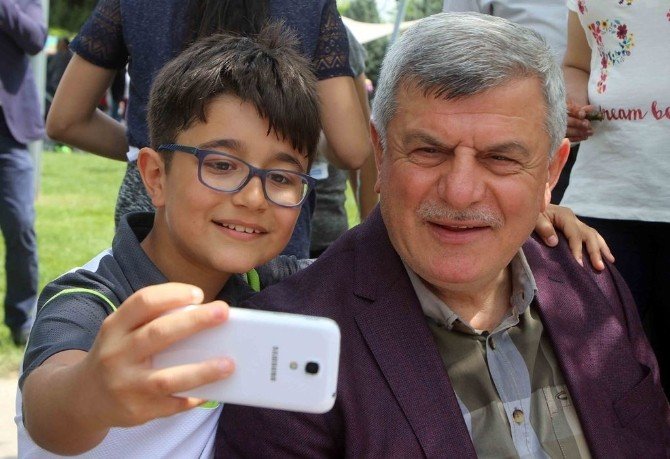 Başkan Karaosmaoğlu, 41 Ülkeden Çocukla Halay Çekti
