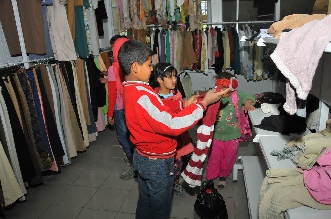Akşehir Belediyesi Suriyeli Çocukları Sevindirdi