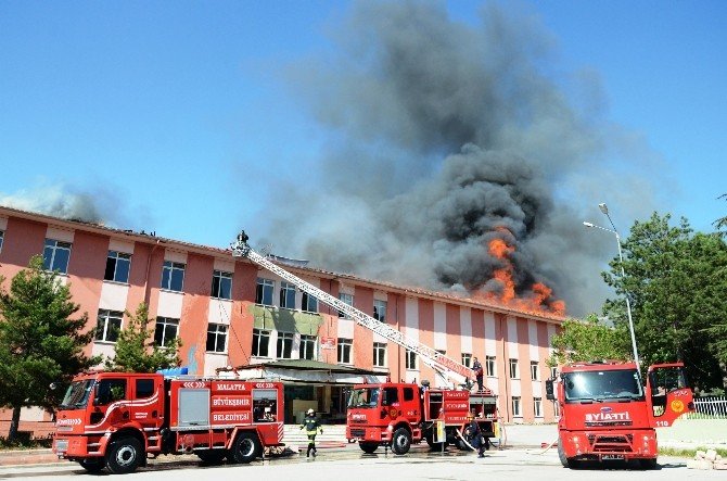Eski Devlet Hastanesi Çatısında Korkutan Yangın