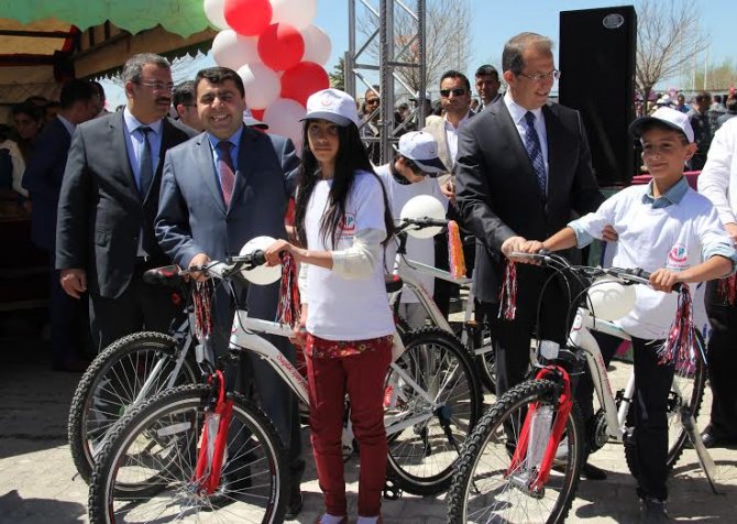 Sağlıklı yaşam için öğrencilere bisiklet dağıtıldı