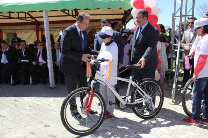Sağlıklı yaşam için öğrencilere bisiklet dağıtıldı