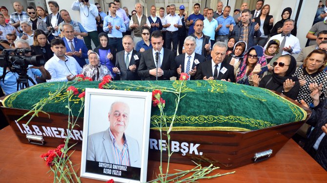 AK Partili Fazla'ya İzmir Büyükşehir önünde hüzünlü veda