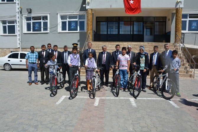 Sağlık Bakanlığı Öğrencilere Bisiklet Hediye Etti