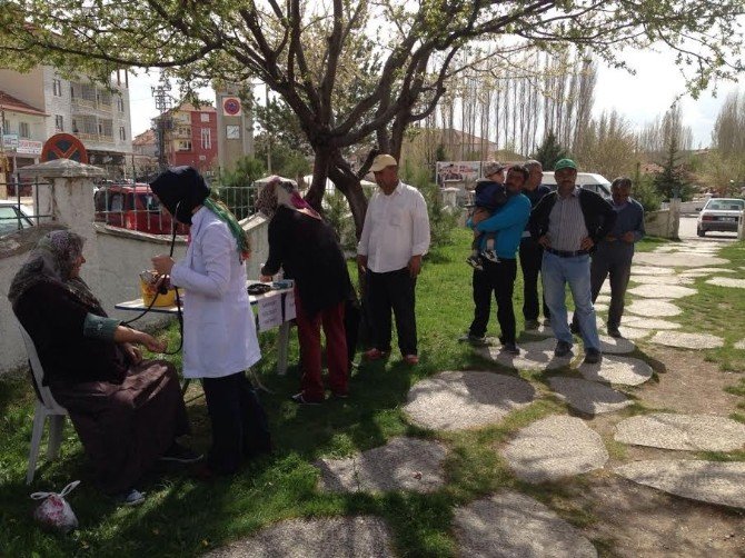 Saraykent Devlet Hastanesinde Görevli Sağlık Personeli Hastalıklar Konusunda Vatandaşı Bilgilendirdi