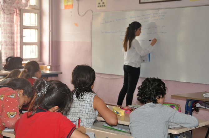 Silopi'de öğrenciler ile öğretmenler yeniden ders başı yaptı