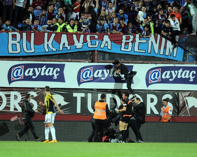 Fenerbahçe kafilesi zırhlı araçlarla stattan çıktı
