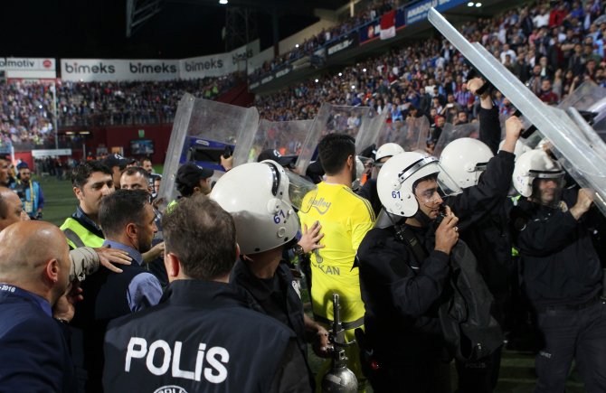 Fenerbahçe kafilesi zırhlı araçlarla stattan çıktı