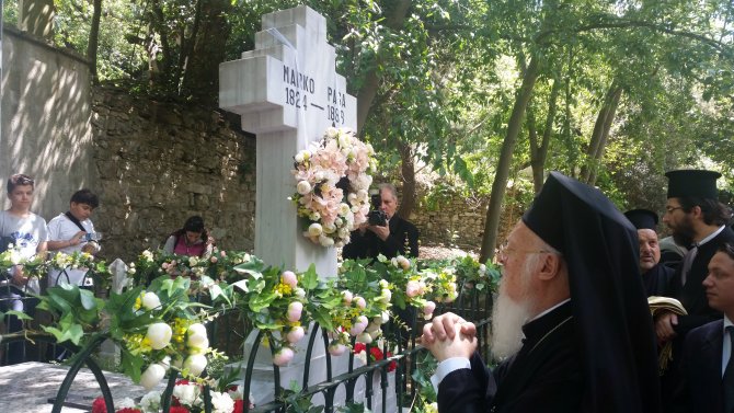 Türk Kızılayı'nın kurucularından Marko Paşa, mezarı başında anıldı
