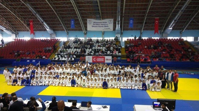 Yunusemre Judo Bayanlar Takımı Turnuvaya Damga Vurdu