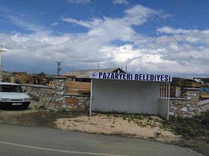 Pazaryeri’nin Köy Yol Ayrımlarına Bekleme Kulübesi Yerleştirildi