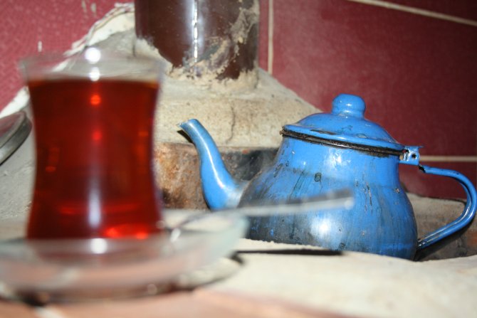 Odun ateşinde demlenen çayın nostaljik tadı