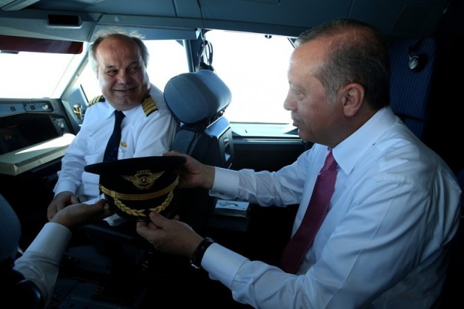 Cumhurbaşkanı Erdoğan, pilotlar gününü kokpitten İngilizce olarak kutladı