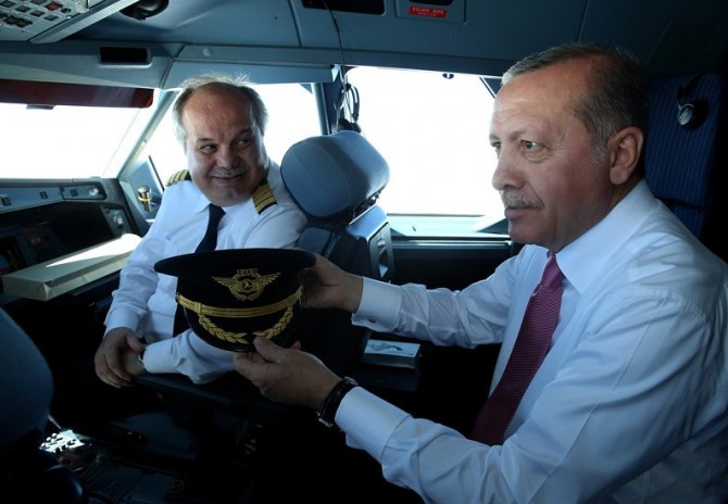 Cumhurbaşkanı Erdoğan, pilotlar gününü kokpitten İngilizce olarak kutladı
