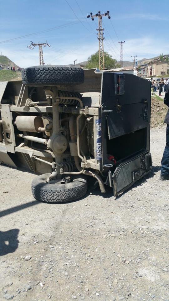 Hakkari’de zırhlı araç kaza yaptı: 2 polis ve 2 öğrenci yaralandı