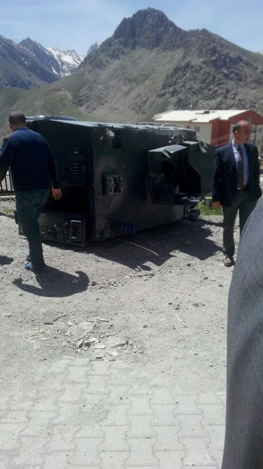 Hakkari’de zırhlı araç kaza yaptı: 2 polis ve 2 öğrenci yaralandı