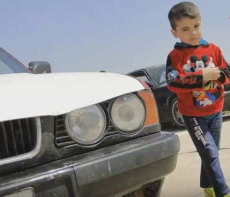 Irak'ta 3 yaşındaki çocuğa arabayla drift yaptırdılar