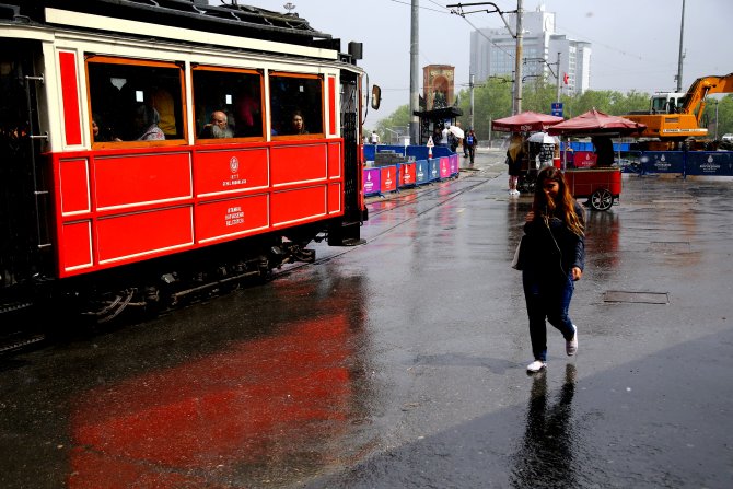 Yağmura yakalanan İstanbullular zor anlar yaşadı