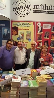 Dr. İnce, Yeni Kitaplarını İzmir Fuarı’nda Görücüye Çıkardı