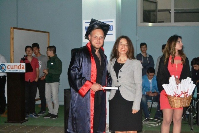 Ayvalık’ta Cunda Mesleki Teknik Anadolu Lisesinde Mezuniyet Coşkusu