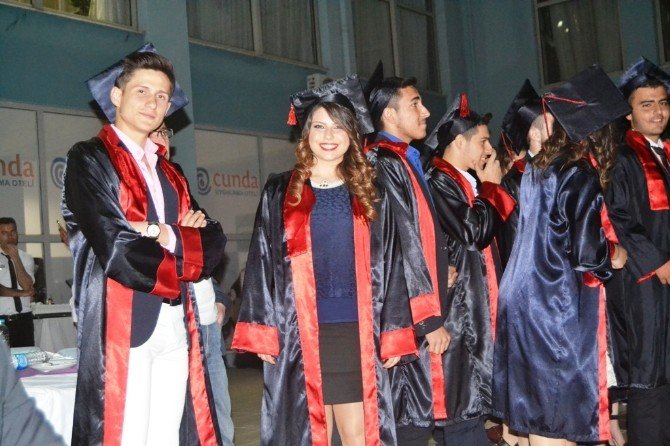 Ayvalık’ta Cunda Mesleki Teknik Anadolu Lisesinde Mezuniyet Coşkusu