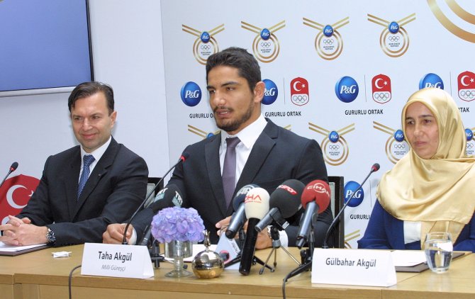 Milli güreşçi Taha Akgül, 2016 Rio Olimpiyatları'na annesiyle gidecek