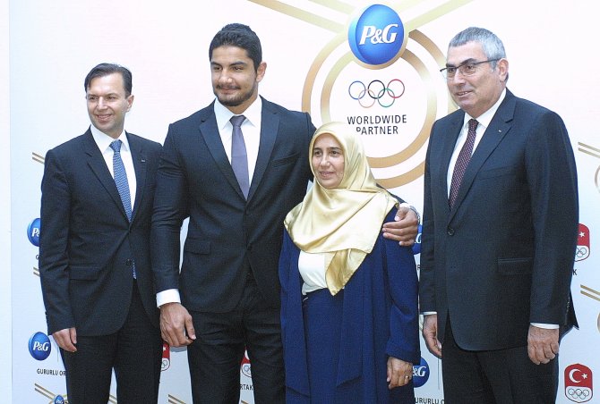 Milli güreşçi Taha Akgül, 2016 Rio Olimpiyatları'na annesiyle gidecek