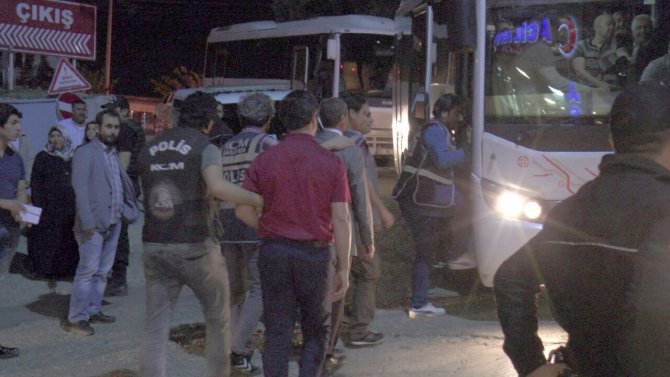 Şanlıurfa'da gözaltına alınan 32 kişi sağlık kontrolünden geçirildi