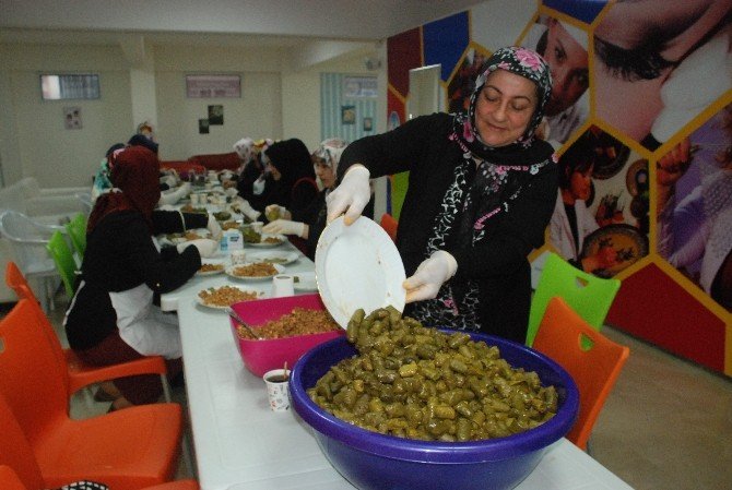 60 Kadın, Dolma Rekorunu Kırmak İçin Kolları Sıvadı