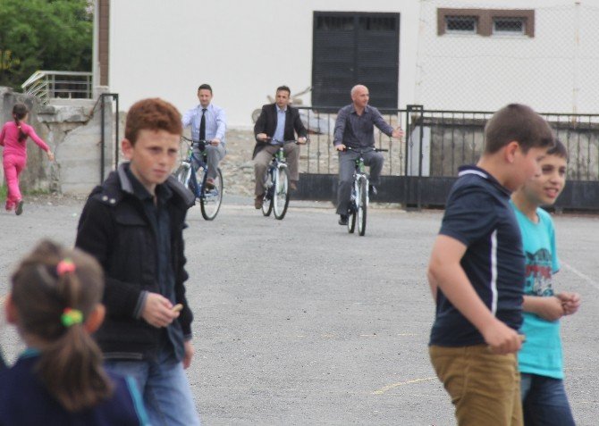 Bu Öğretmenler Okula Bisikletle Gidip Geliyor