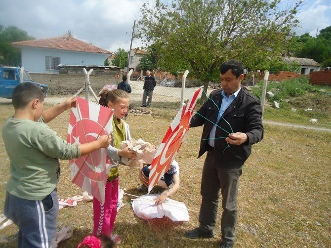 Ayvalık’ta CHP Parti Okulundan Çocuk Oyunları Ve Uçurtma Şenliği