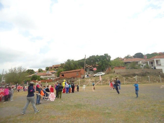 Ayvalık’ta CHP Parti Okulundan Çocuk Oyunları Ve Uçurtma Şenliği