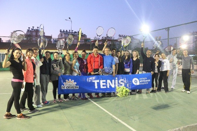 Büyükşehir’den Ücretsiz Tenis Kursları
