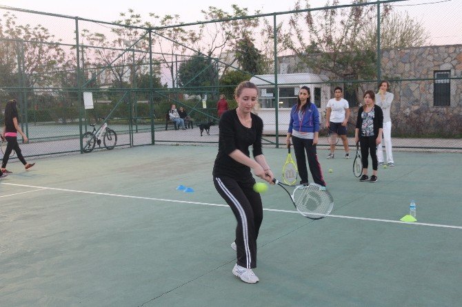 Büyükşehir’den Ücretsiz Tenis Kursları