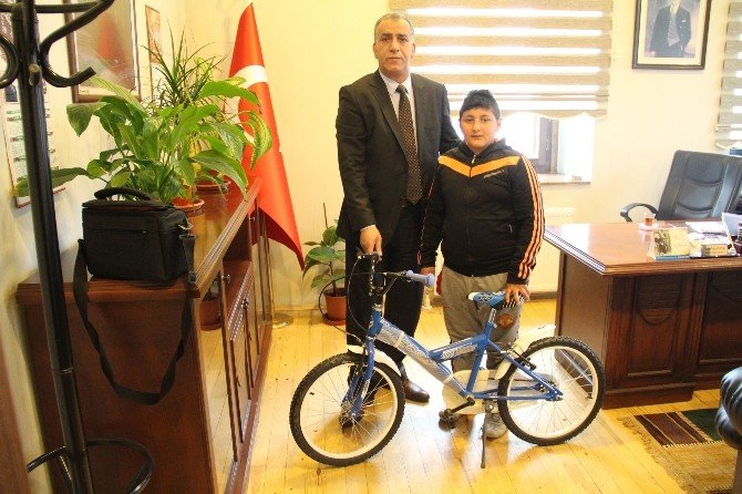 Belediye Başkan Yardımcısı Üzülen Öğrenciye Bisiklet Hediye Etti
