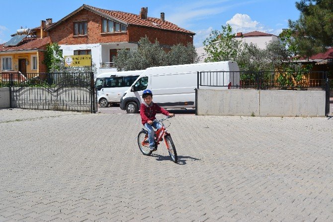 Osmaneli’de 17 İlkokul Öğrencisine Bisiklet Dağıtıldı