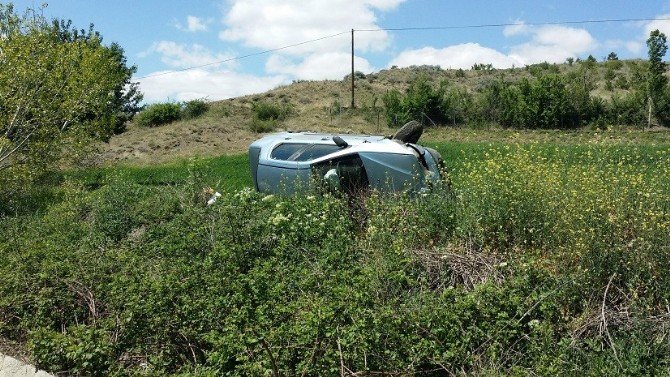 Otomobil Takla Atıp Tarlaya Devrildi : 2 Yaralı