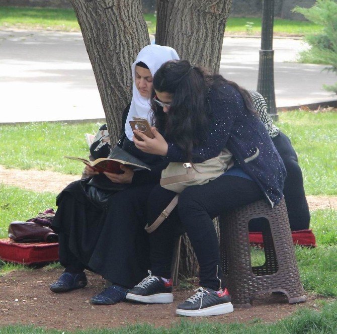 Diyarbakır’da TEOG’a Giren Öğrencilerin Velileri Parklara Akın Etti