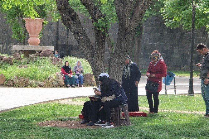 Diyarbakır’da TEOG’a Giren Öğrencilerin Velileri Parklara Akın Etti